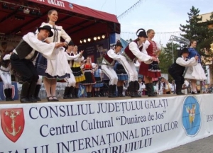 Festivalul Internaţional de Folclor/ 360 dansatori şi cântăreţi, de pe trei continente, la Galaţi