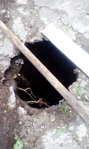Sesizări de la cititori/ O groapă de câţiva metri, monstrul unui cartier din oraş