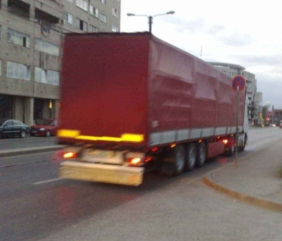 Marea Britanie: Imigranţi albanezi, depistaţi în două camioane cu numere de înmatriculare româneşti