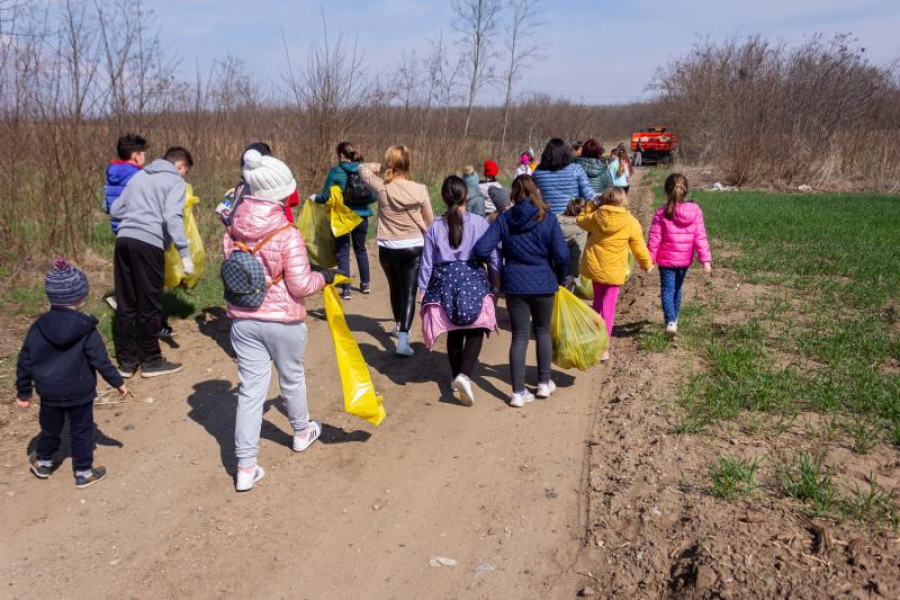La Drăgănești, copiii strâng gunoaiele adulților (FOTO)