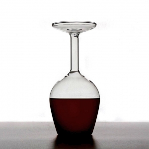 Revoluţie în materie de design. PAHARUL DE VIN care atrage toate privirile