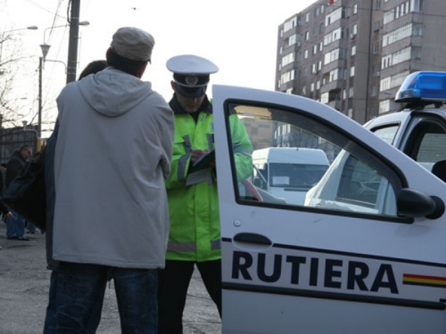 Controalele în forţă ale poliţiei rad şoferii la buzunare