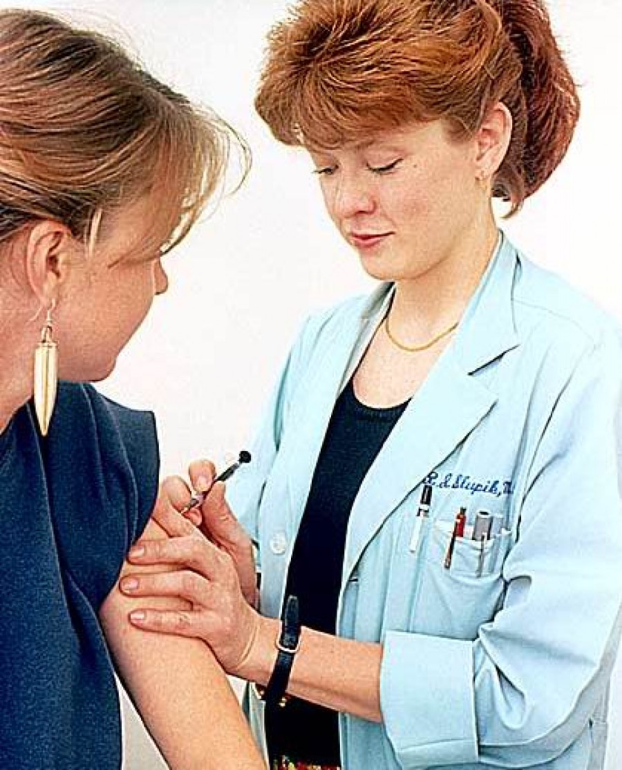 Autorităţile s-au RĂZGÂNDIT: Două VACCINĂRI împotriva HPV sunt SUFICIENTE