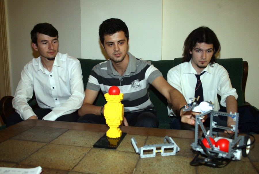 VIDEO/ Tineri inventatori din Galaţi au nevoie de sponsori pentru participarea la faza internaţională a Olimpiadei Roboţilor 