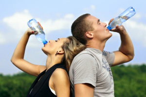 Care este cantitatea de apă pe care trebuie să o bem în zilele de vară. Hidratarea corectă, esențială pentru sănătate