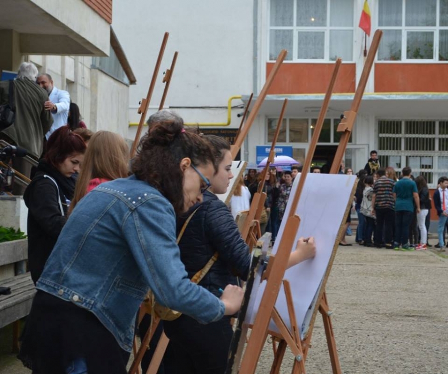 FOTO/ Formele şi culorile au prins viaţă la Liceul de Arte din Galați. EXPOZIȚIILE pot fi vizitate pe toată perioada FESTIVALULUI