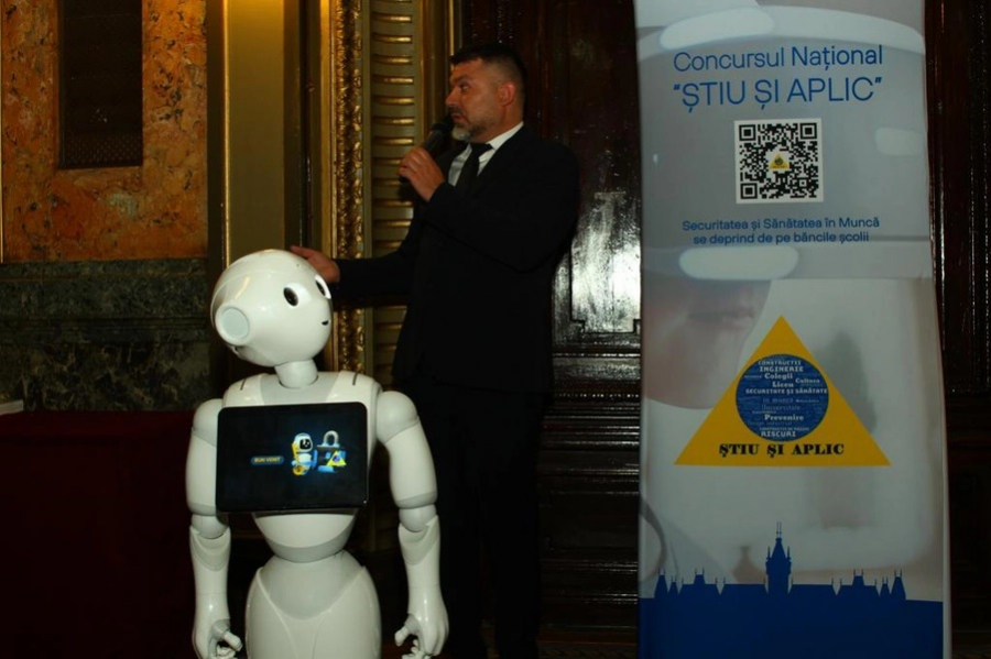 Finaliștii Concursului Național „Știu și aplic”, întâmpinați de robotul PAPER