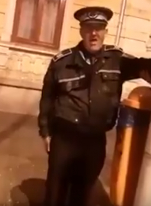 Polițist local, filmat băut pe stradă