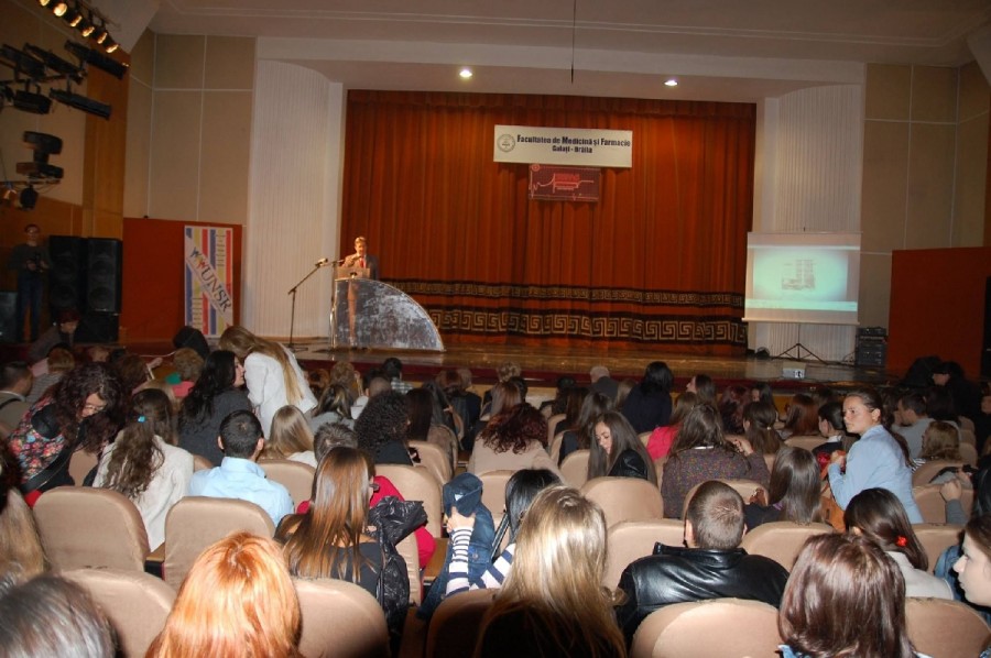 Deschidere de an universitar cu zâmbete şi angajatori, la "Dunărea de Jos"