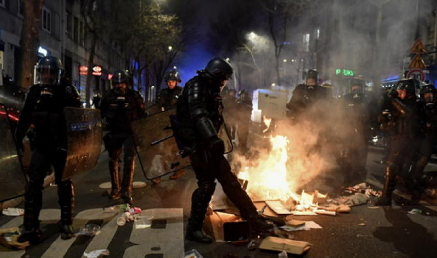 Zeci de arestări după protestele din Franța