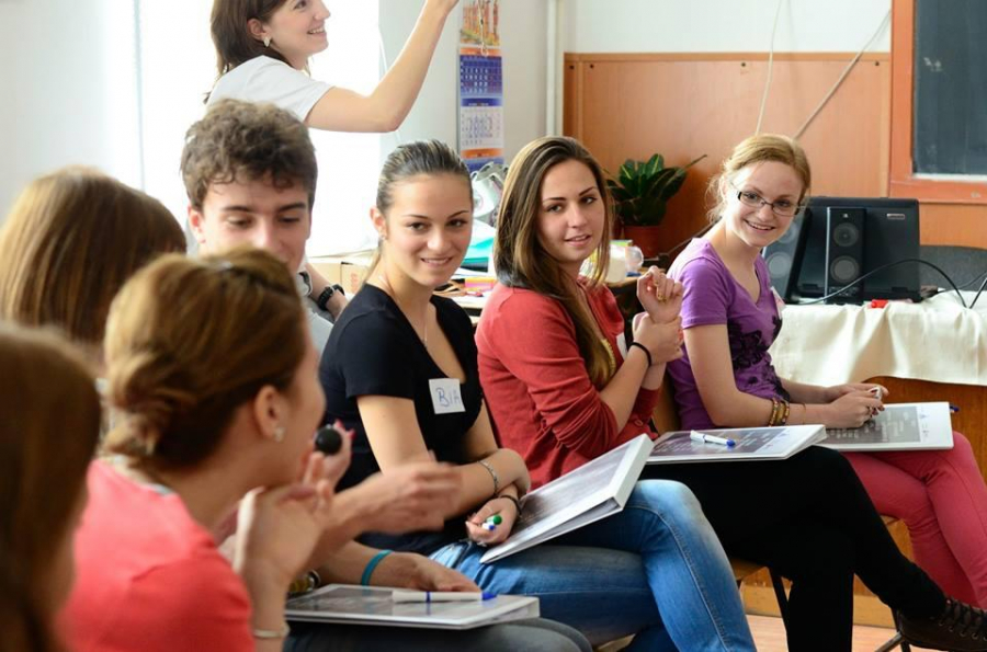 Noi planuri-cadru pentru liceu. Elevii ar putea studia Biologie marină, Inventică sau Animaţie