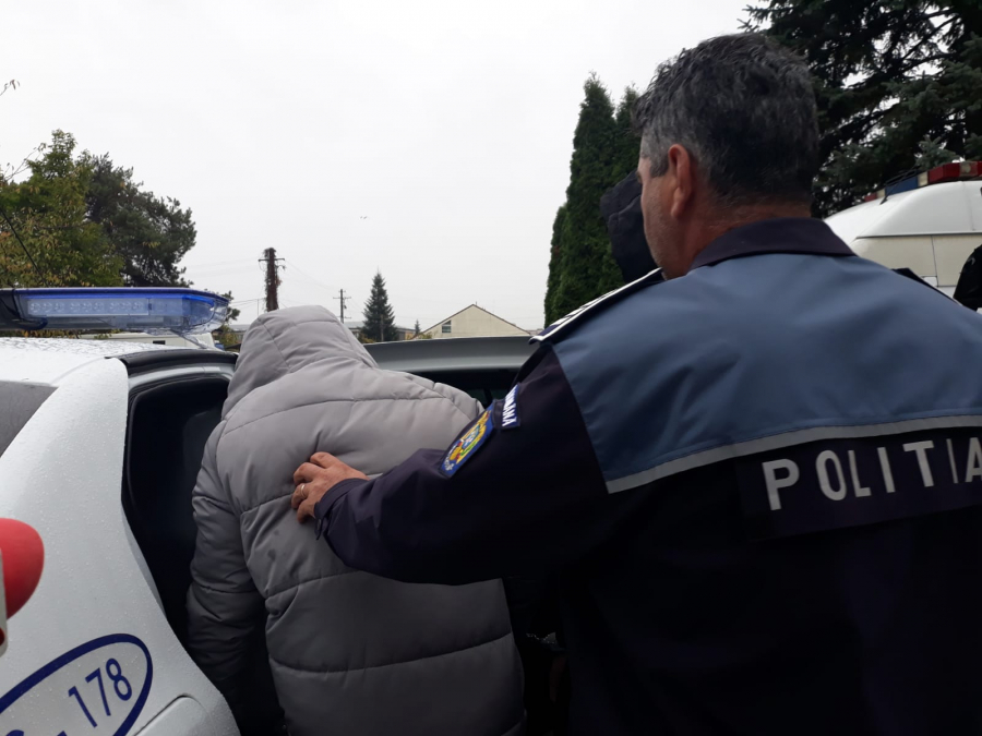 Un bărbat a fost arestat pentru că a lovit un polițist în fața secției
