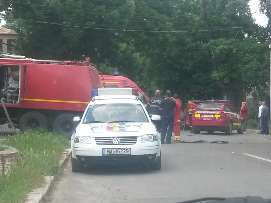 Accident într-o intersecţie din Galaţi. Un moped, lovit puternic de un BMW