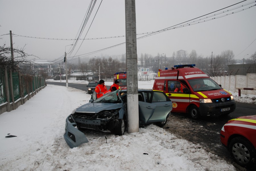 Accident lângă Ivas: Cu maşina în stâlp 
