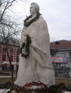 Statuia lui Mihai Eminescu, vandalizată din nou