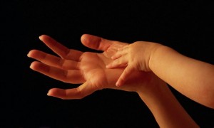 Noua lege a adopţiilor - Piedici pentru „stranierii” care vor să înfieze un copil