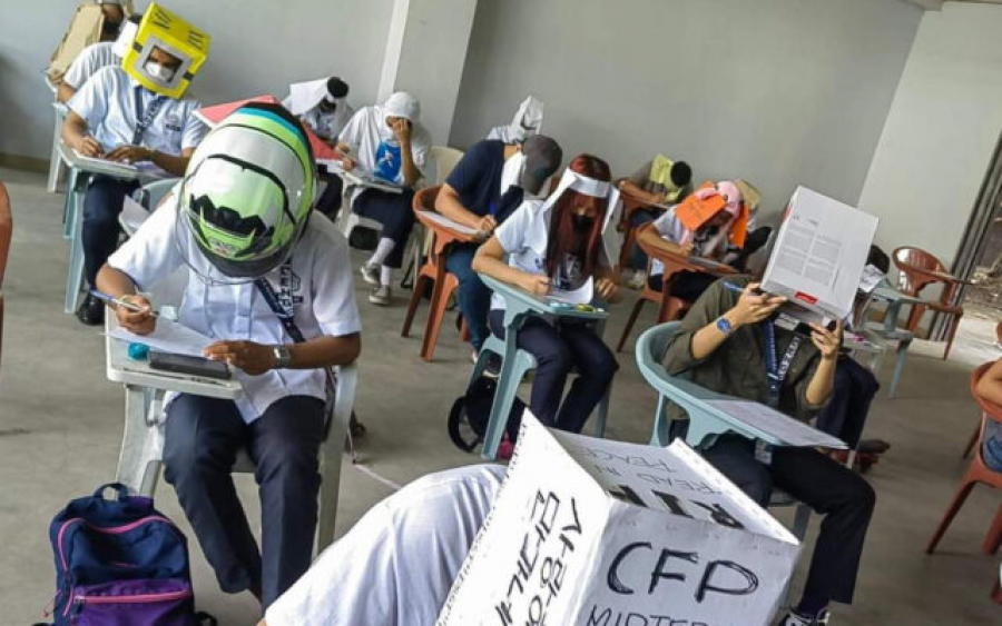 Studenții din Filipine poartă căști anti-copiat