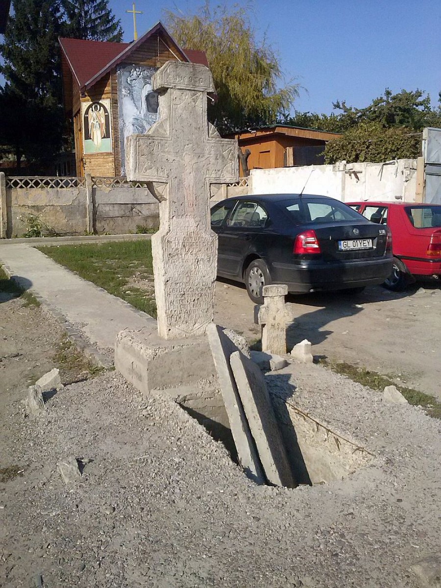 Intrare în legalitate, prin abuz / Monumentul funerar de la Mavramol, vandalizat