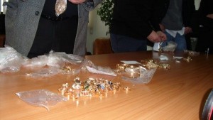 EVAZIUNE FISCALĂ / 16 kilograme de bijuterii din aur confiscate de poliţişti