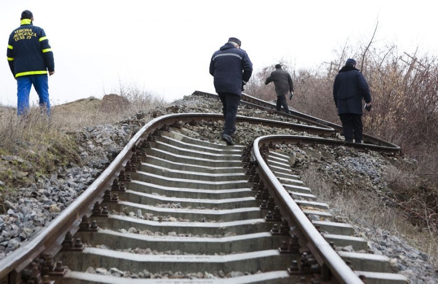 GALERIE FOTO&VIDEO / Imagini de coşmar! Surparea de la Tuluceşti a transformat calea ferată într-un circuit montagne russe