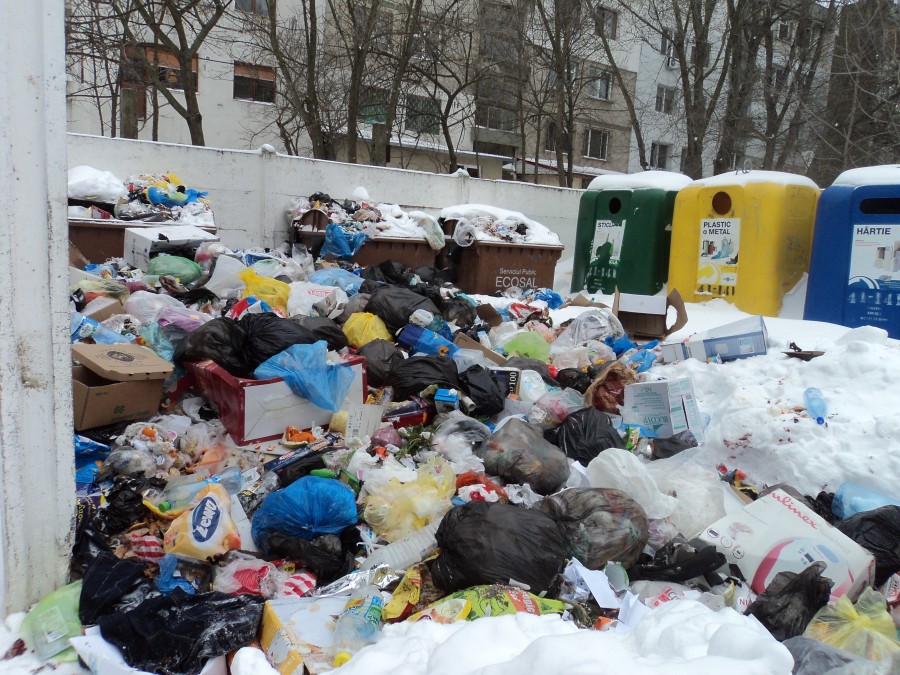 Centrul Galaţiului, îngropat în gunoaie/ Luni, zeci de puncte de colectare dădeau pe afară (GALERIE FOTO)