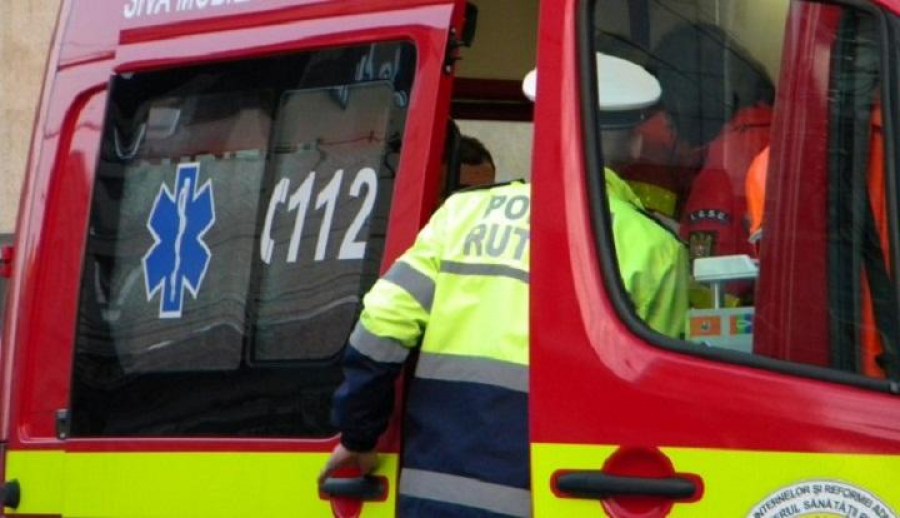 Un copil de 4 ani, lăsat singur în mijlocul drumului, a fost lovit de mașină
