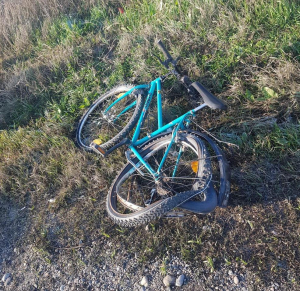 Biciclist lovit de o mașină pe trecerea de pietoni