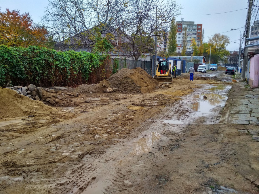 UPDATE. La capătul răbdării! Gălățeni captivi în noroaie și gropi, pe strada Griviței (FOTO)