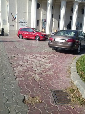 Casa măturată musafiri aşteaptă? O parcare „ştirbă”, în faţă la Dramatic