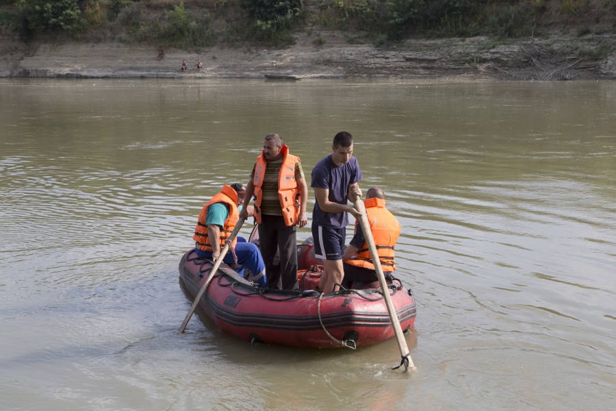 După patru zile de căutări, trupurile celor trei tineri înecaţi în Siret au fost recuperate