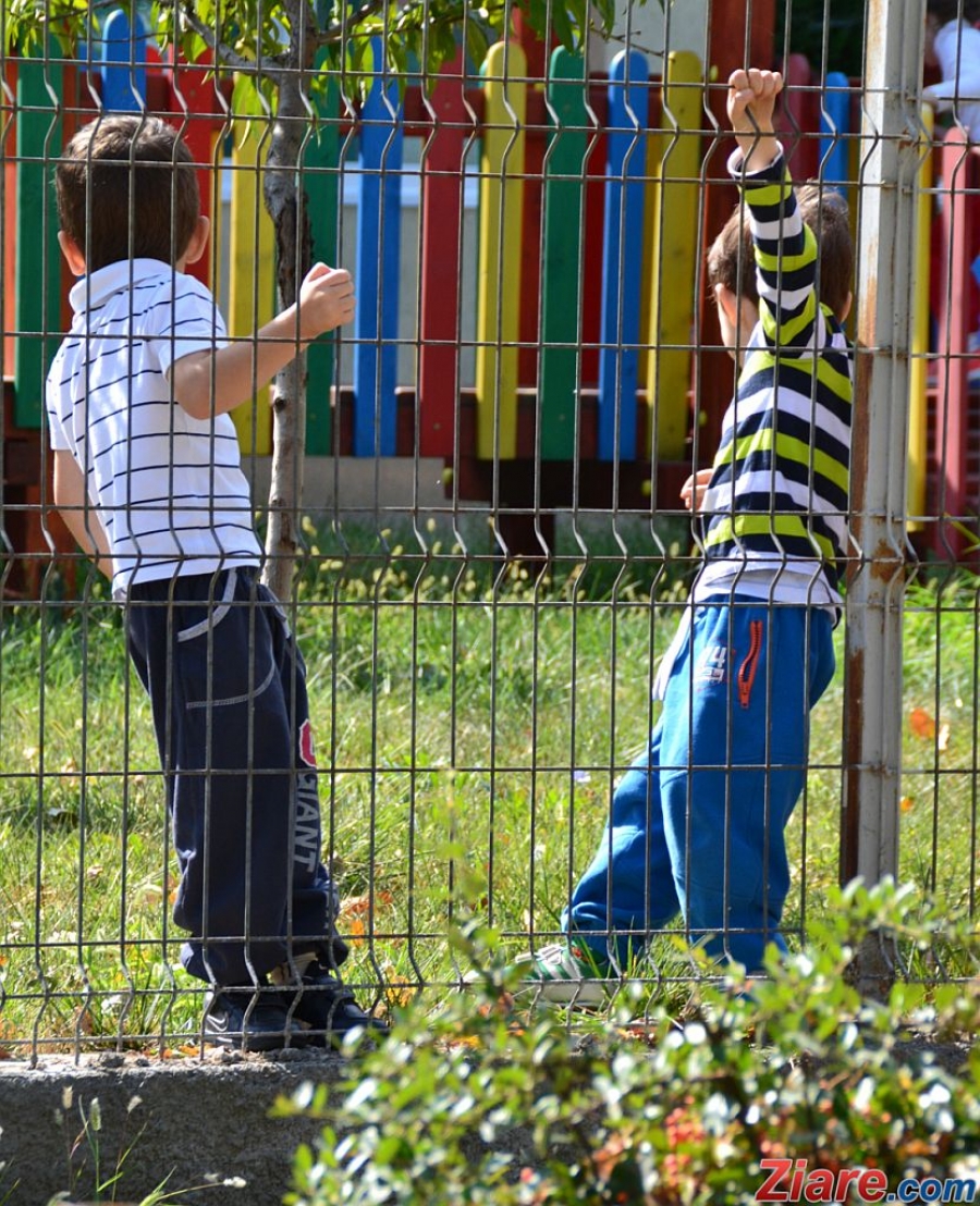 BREVIAR JURIDIC | Protecţia copilului cu părinţi plecaţi la muncă în străinătate