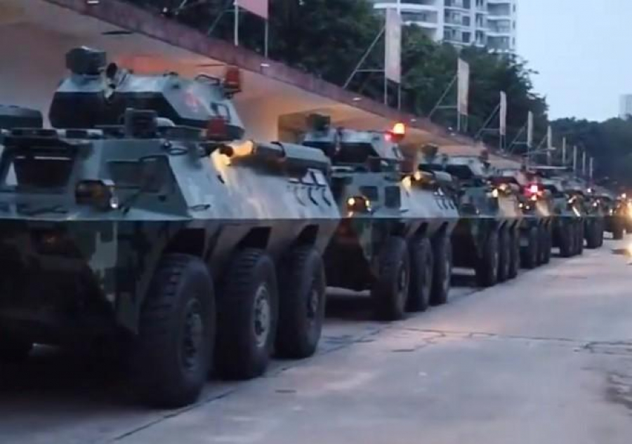 Blindate ale armatei chineze, la graniţa cu Hong Kong