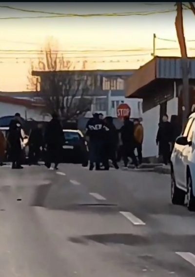 Două familii s-au răfuit în stradă din cauza copiilor. Jandarmii au intervenit în forță (VIDEO)