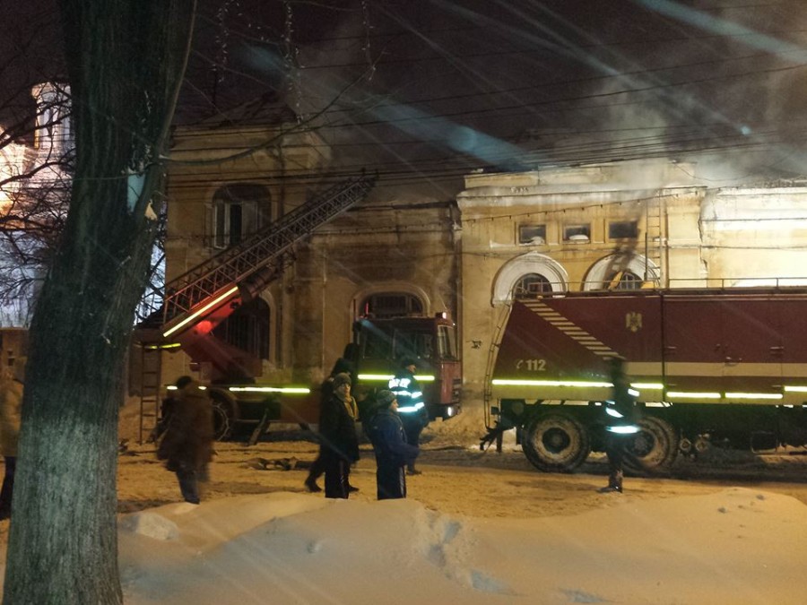 Incendiu la o clădire dezafectată a Universităţii/ Traficul din zonă a fost deviat 