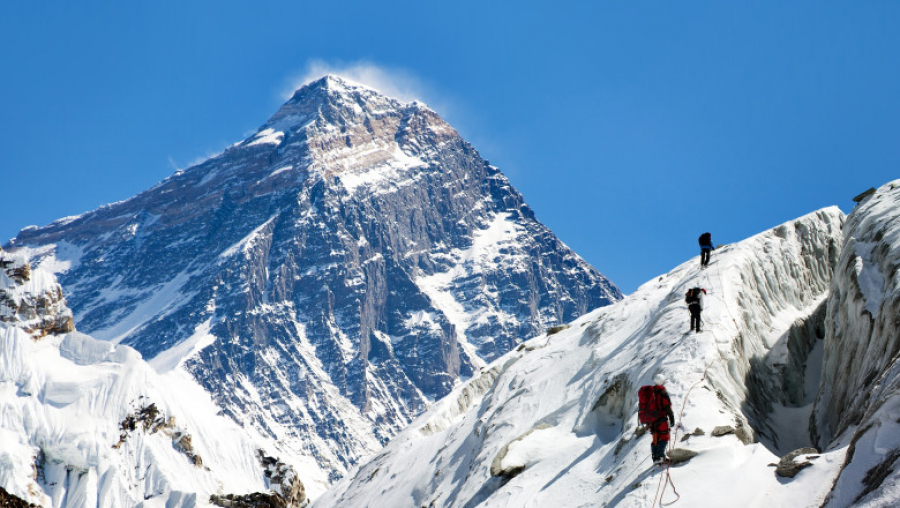 Doi alpiniști au murit în timpul escaladării