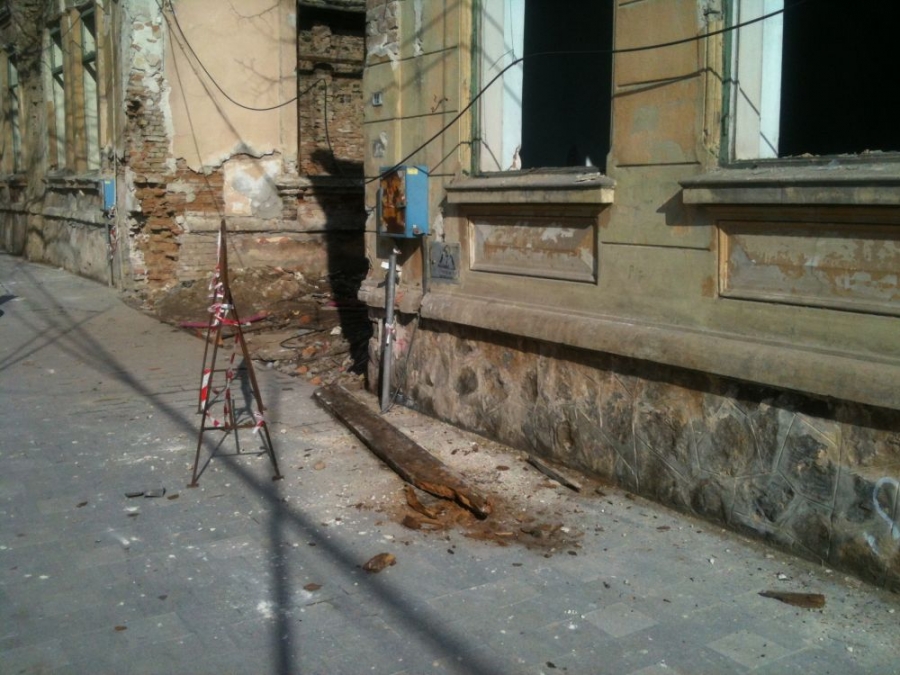 ATENȚIE, GĂLĂȚENI! PERICOL PUBLIC lângă Biblioteca ”V.A. Urechia” (FOTO)