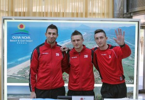 Cojoc, Neagu şi Râpă, la intrarea în hotelul „Oliva Nova Golf”