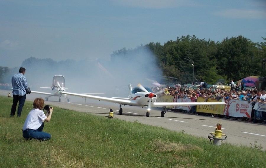 Zboruri demonstrative, prelegeri şi vizite la muzeu. Ziua Aviaţiei Române, sărbătorită la Tecuci