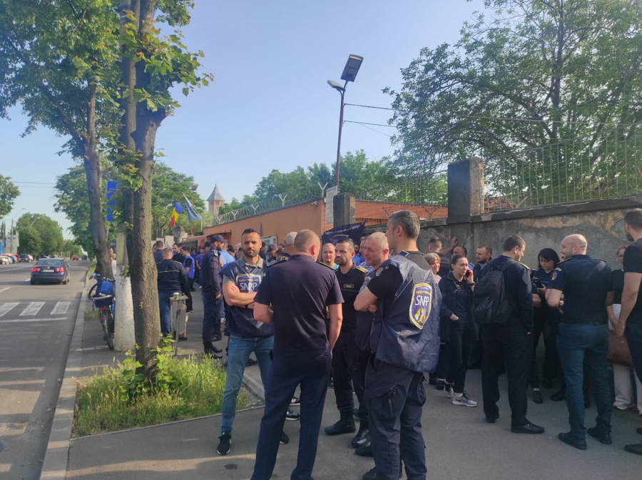 Agenții din Penitenciarul Galați au refuzat să intre la serviciu (FOTO)