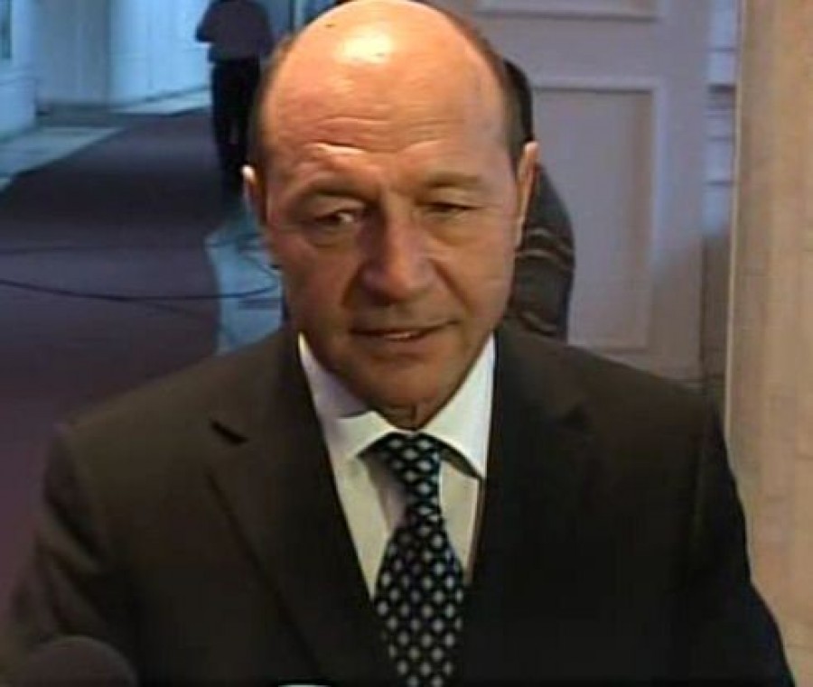 Băsescu: România plăteşte o factură grea a întârzierii deciziilor convingătoare în zona Euro