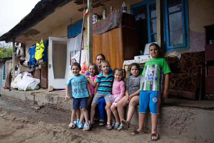 O familie nevoiaşă cu opt copii se mută acasă