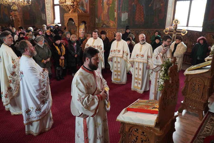 Hram la Biserica „Sfinții Trei Ierarhi” din cartierul Mazepa II