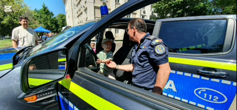 Sute de copii gălățeni s-au distrat la Poliție de 1 iunie (FOTO)