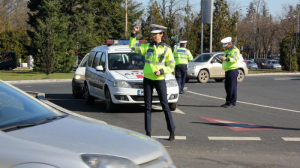 Zeci de amenzi pentru șoferii „telefoniști”, într-o verificare a polițiștilor (VIDEO)