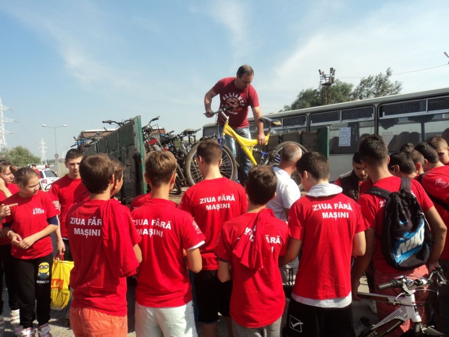 Ziua (parţial) fără maşini, celebrată între Brăila şi Galaţi. Cu bicicletele în basculantă şi bicicliştii în autocar (FOTO)