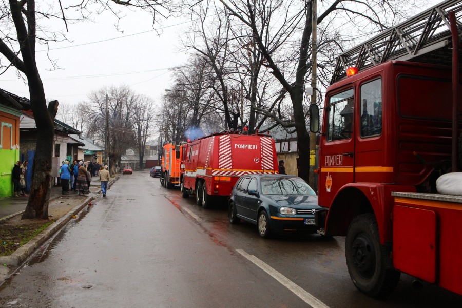 Incendiu pe strada Războieni. O gălăţeancă a fost la un pas de moarte