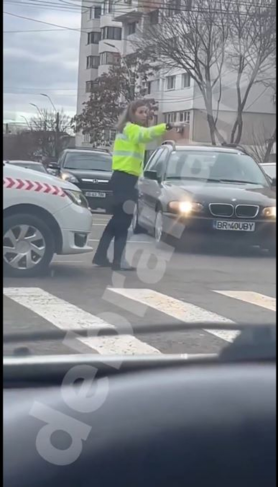 Metoda bizară prin care o polițistă dirijează traficul. Superiorii au deschis o anchetă (VIDEO)