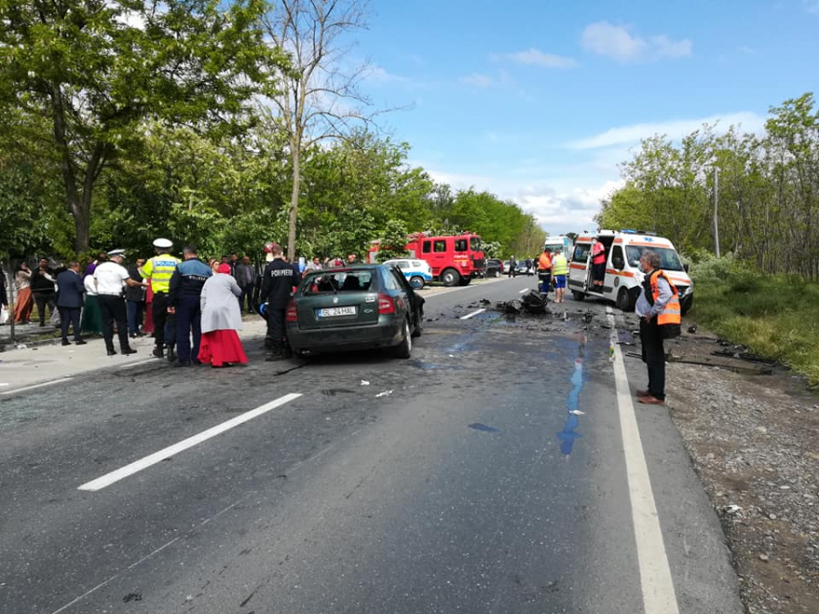 Patru răniţi într-o depăşire ilegală. Rudele victimelor au făcut circ la locul accidentului