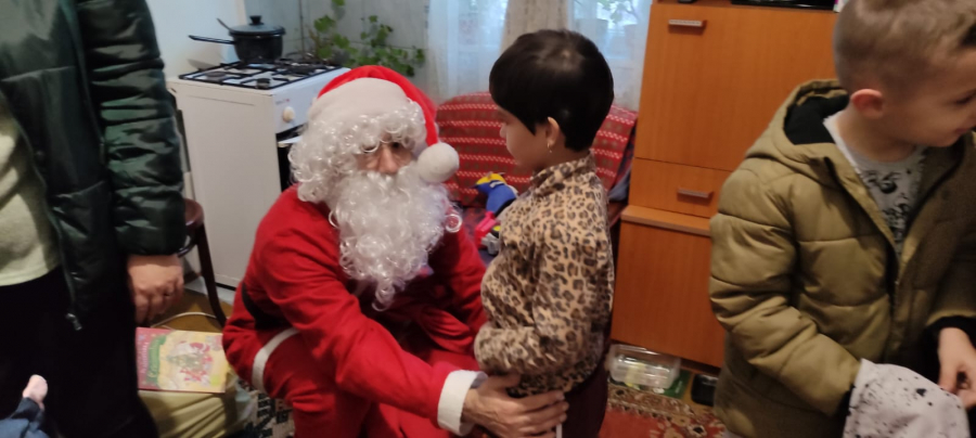 Moș Crăciun a adus daruri unei fetițe cu nevoi speciale