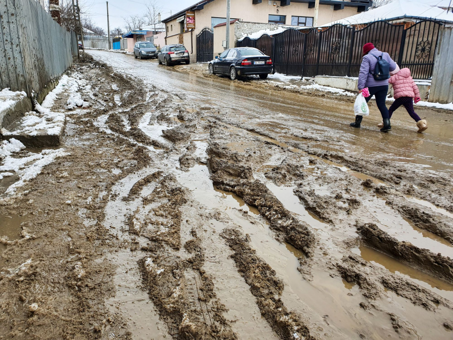 Din viscol, şanţuri şi noroi, promisiuni la Fileşti de timpuri noi (FOTO)